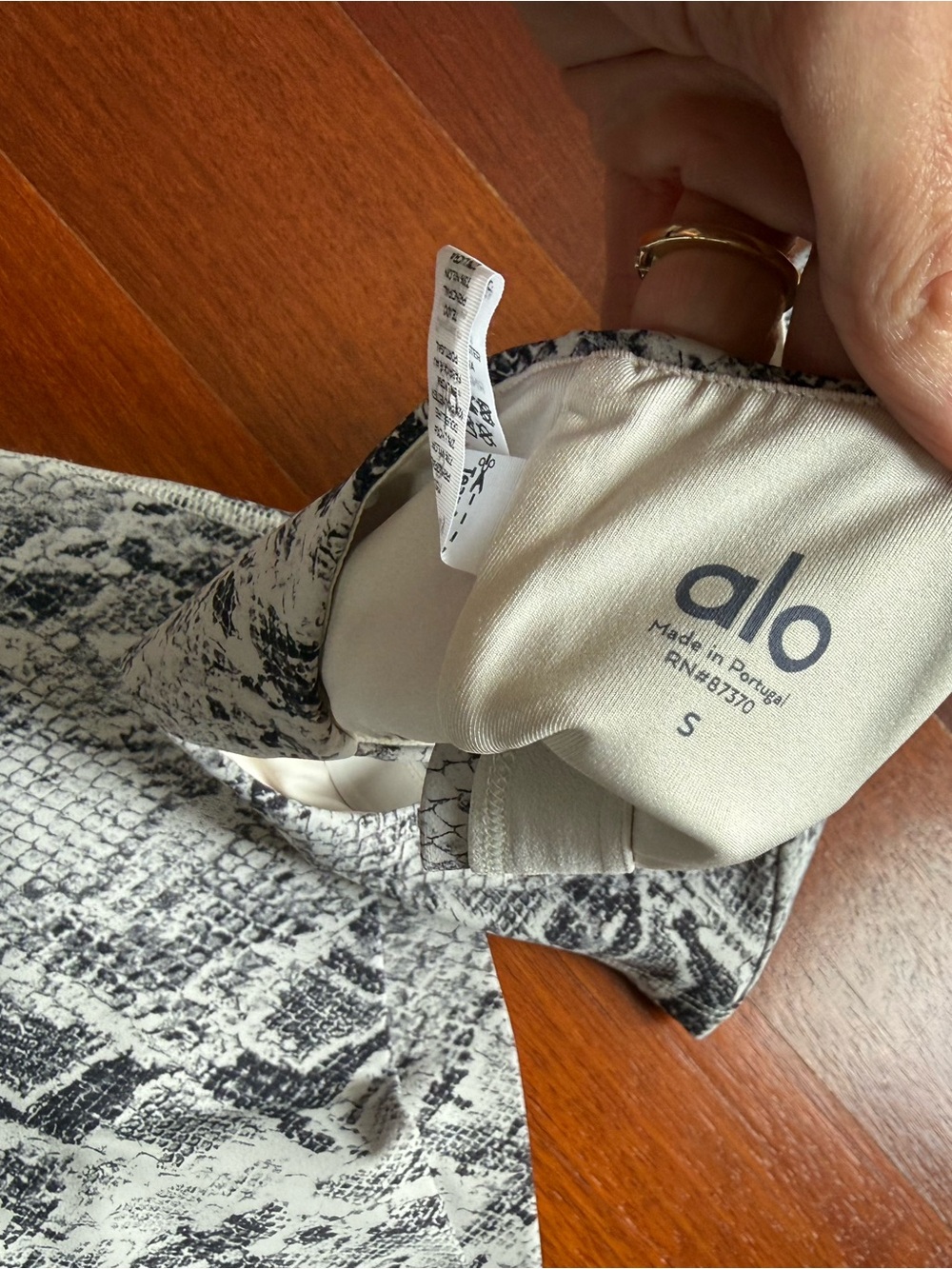 ALO Yoga Snake-Print High-Waist Leggings and Sports Bra in Gray - Picture 9 of 9